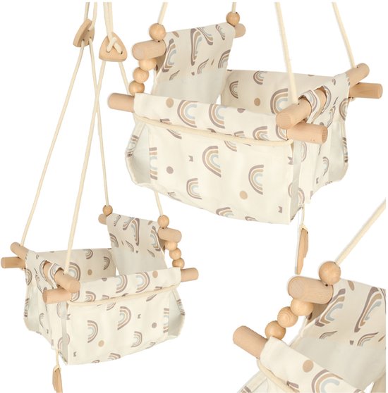 Crème babyschommel met beige en bruine regenboogprint, houten stokken en kralen.