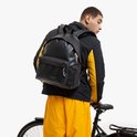 Zwarte Eastpak rugzak met zijdezachte afwerking, gedragen door een man.