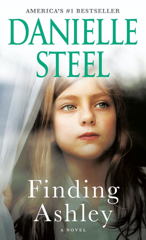 Boek "Finding Ashley" van Danielle Steel. Close-up van een meisje met lichtbruin haar, kijkend naar buiten door een wit gordijn.
