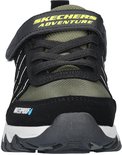 Voorkant zwarte Skechers outdoorschoen met groene mesh en gele accenten. "WATERPROOF" opdruk.