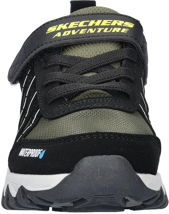Voorkant zwarte Skechers outdoorschoen met groene mesh en gele accenten. "WATERPROOF" opdruk.
