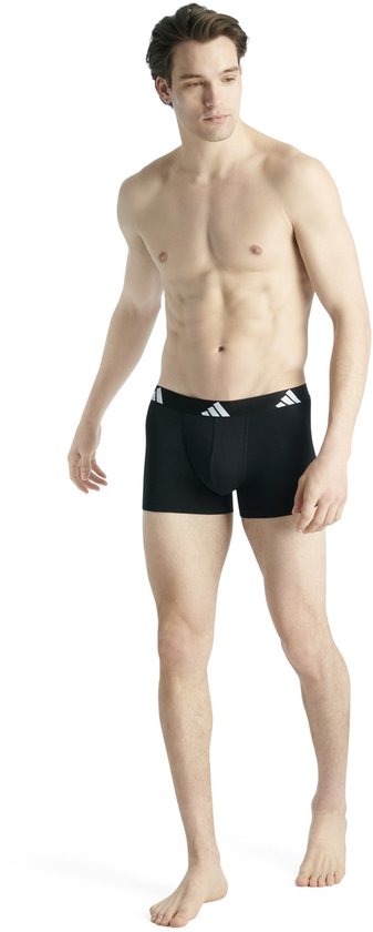 Man in zwarte boxer met zwarte band en Adidas logo.