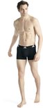 Man in zwarte boxer met zwarte band en Adidas logo.