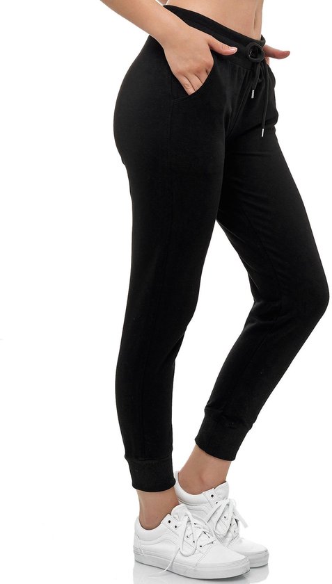 Zijzicht van een model in een zwarte joggingbroek met trekkoord en elastische enkelband.