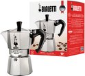 Zilverkleurige Bialetti Moka Express percolator (6 koppen) in verpakking met koffiebonen.