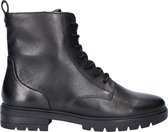 Zijzicht van een zwarte leren veterboot met veters, rits en grof profiel.