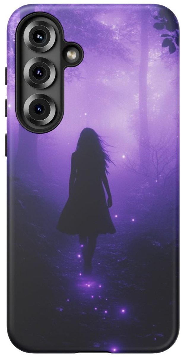 Siluet van Vrouw in Gloeiend Paars Bos – Telefoonhoesje Geschikt voor Galaxy S25 Plus