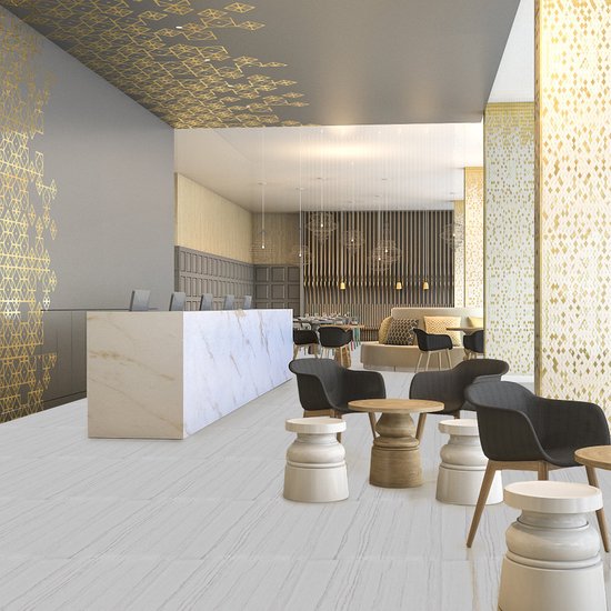 Lichtgrijze vloertegels met verticale marmerachtige lijnen, in een moderne lobby met gouden decoraties.