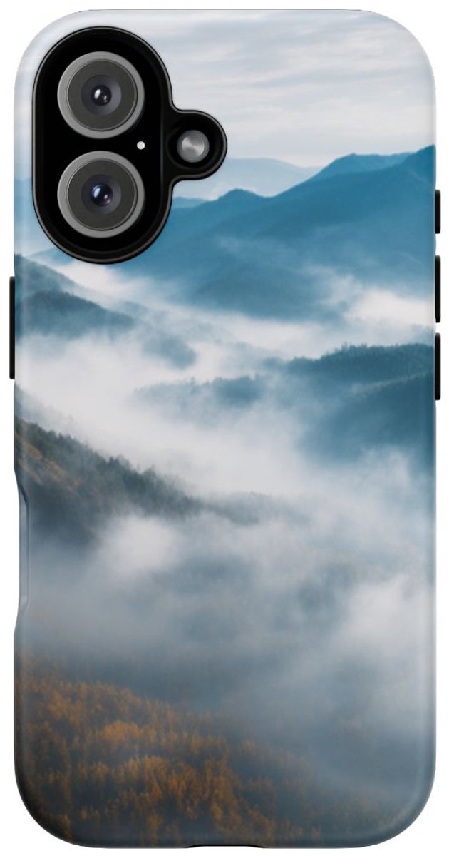 Mysterieus Berglandschap met Mist – Telefoonhoesje Geschikt voor iPhone 16