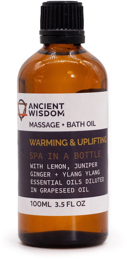 Amberkleurige fles met een zwart dopje. Met een wit etiket met 'ANCIENT WISDOM MASSAGE + BATH OIL WARMING & UPLIFTING SPA IN A BOTTLE WITH LEMON, JUNIPER GINGER + YLANG YLANG ESSENTIAL OILS DILUTED IN GRAPESEED OIL 100ML 3.5 FL OZ'.