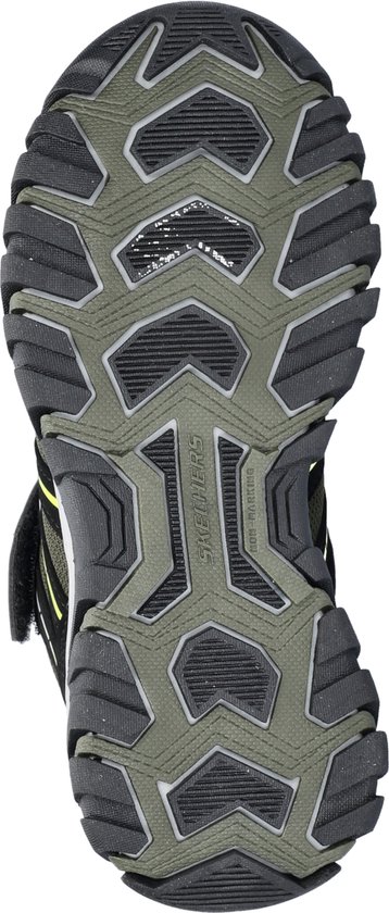Zool van zwarte Skechers outdoorschoen met groen profiel.