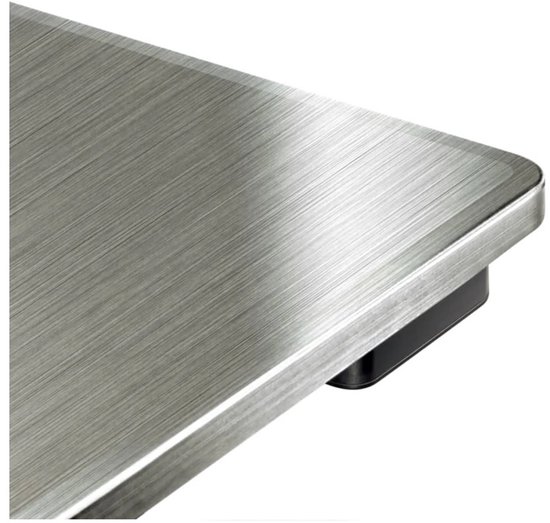 Detail van de geborstelde metalen rand van een zilverkleurige weegschaal.