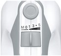 Close-up van de snelheidsregelaar van een witte Bosch handmixer met grijze accenten, met instellingen 0-5 en M.