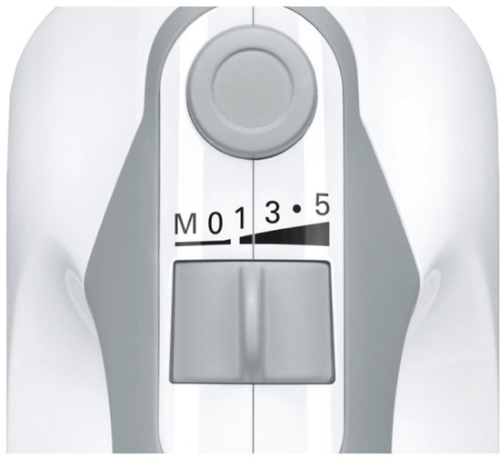 Close-up van de snelheidsregelaar van een witte Bosch handmixer met grijze accenten, met instellingen 0-5 en M.
