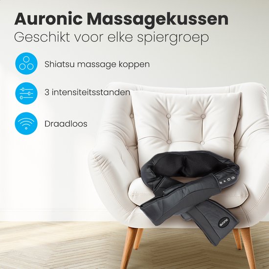 Zwarte Auronic nek-schoudermassager in een fauteuil, met icoontjes voor "Shiatsu massage koppen", "3 intensiteitsstanden" en "Draadloos".