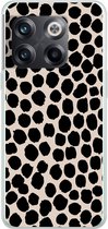 Telefoonhoesje Geschikt voor OnePlus 10T hoesje - Stippen - Zwart - Beige - Siliconen Telefoonhoesje Telefoonhoesje