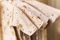 Lichtgekleurde babykleding met een schattige print van boompjes, diertjes en hekjes.