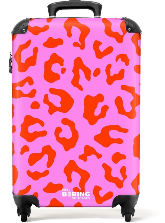 Zwarte koffer met roze voorkant met rode panterprint. Opschrift 'NO BORING SUITCASES'.