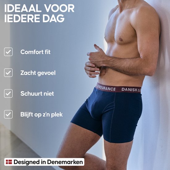 Man in donkerblauwe boxer leunt tegen een muur. Ideaal voor elke dag: comfortabele pasvorm, zacht gevoel, schuurt niet, blijft op zijn plek.