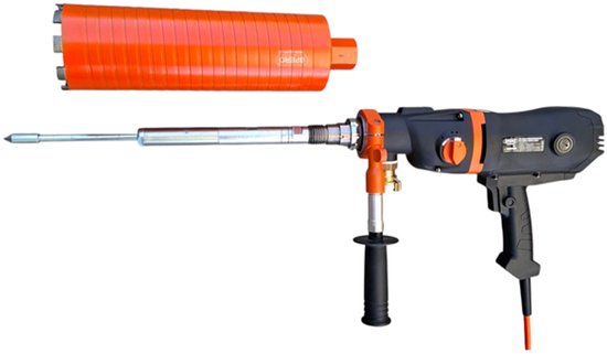 Zwarte boormachine met oranje diamantboor, bevestigd aan een zilverkleurige centreerpunt.