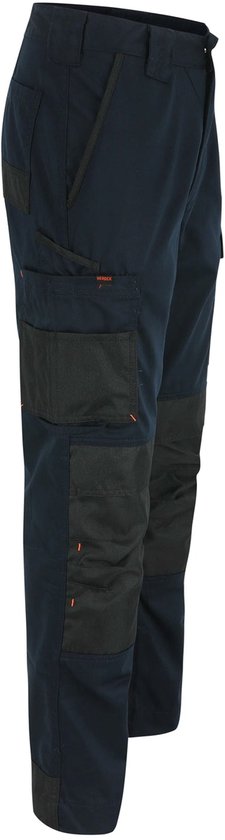 Donkerblauwe Herock werkbroek met grijze cargo zakken en oranje stiksels.