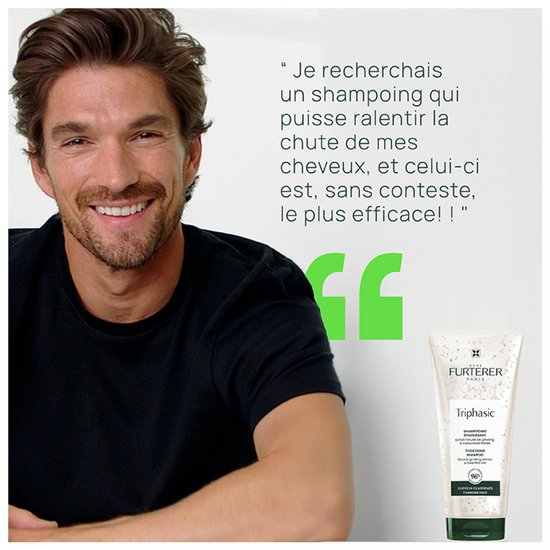 Een man met een glimlach naast een flesje shampoo. Tekst "Je recherchais un shampoing qui puisse ralentir la chute de mes cheveux, et celui-ci est, sans conteste, le plus efficace ! ".