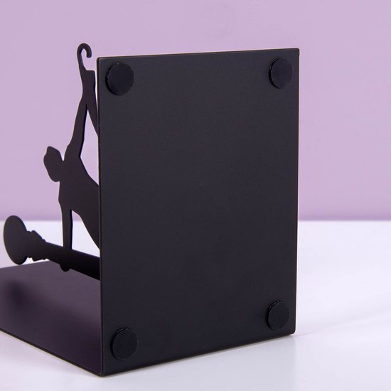 Zwarte metalen boekensteun met silhouet van zingende man met paraplu, onderkant met vier nopjes.