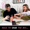Mannen en vrouwen spelen een spel waarbij ze naar een roze microfoon grijpen.