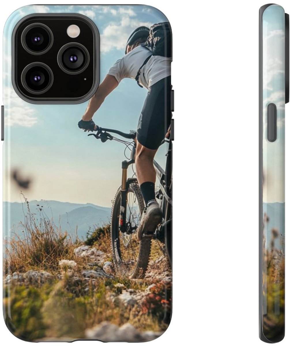 Mountainbiker op Rotsachtig Pad – Telefoonhoesje Geschikt voor iPhone 14 Pro Max