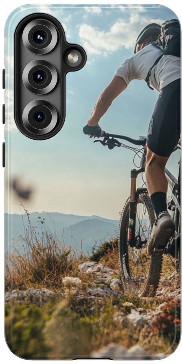 Mountainbiker op Rotsachtig Pad – Telefoonhoesje Geschikt voor Samsung Galaxy S25