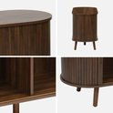 Close-up van donkerbruin Scandinavisch tv-meubel met gegroefd houteffect, deuren en poten.