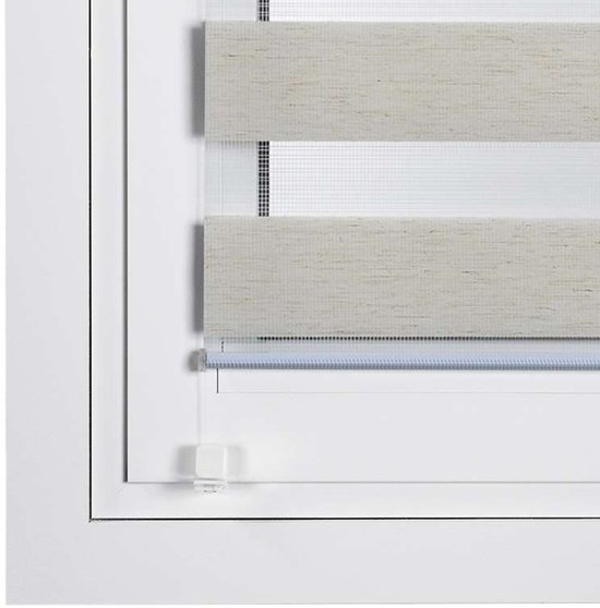Beige duo rolgordijn met horizontale banen van stof en gaas in een wit kozijn.