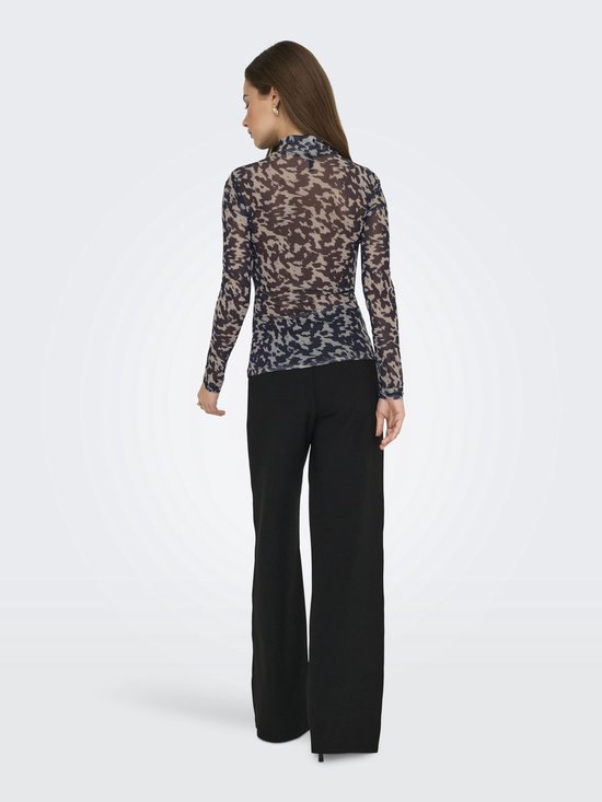 Achterkant van een model in een grijze mesh top met donkerblauwe camouflageprint.