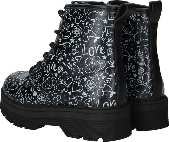 Zwarte veterlaarsjes met een all-over print van witte bloemen, harten en het woord 'love'.