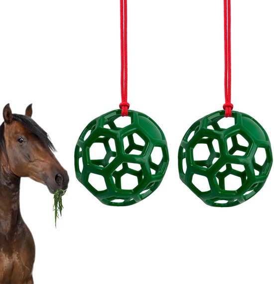 Twee groene hooibal speeltjes met open honingraatstructuur aan rode koorden.