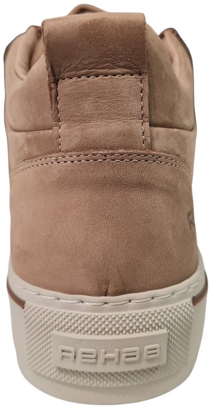 Achterkant van een taupe Rehab sneaker met crèmekleurige zool en hak. De zool heeft het Rehab logo.