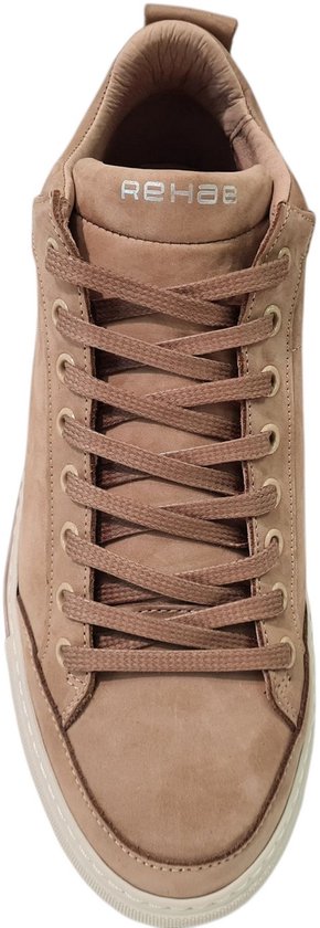 Vooraanzicht van een taupe leren sneaker met bruine veters en witte zool.
