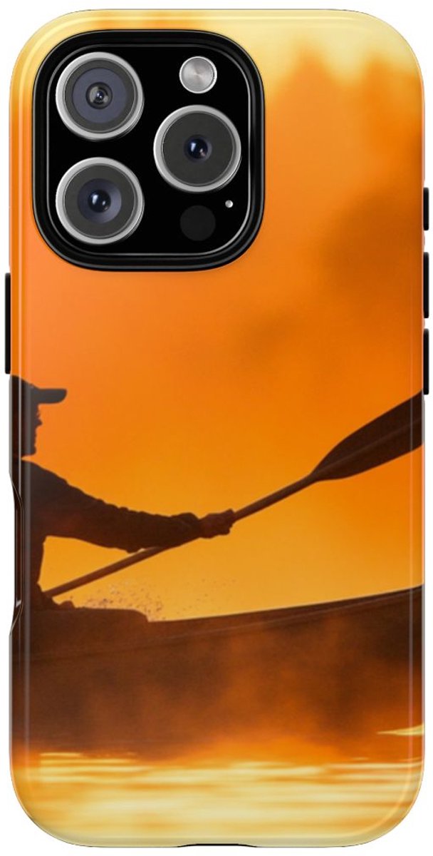 Silhouet van Kanoër bij Zonsondergang – Telefoonhoesje Geschikt voor iPhone 16 Pro