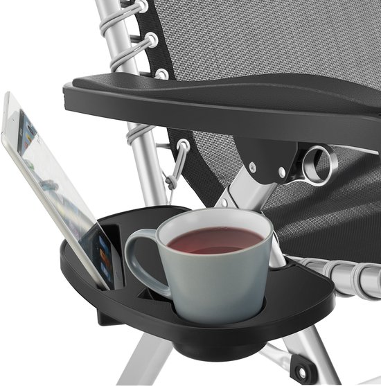 Zwarte bijzettafel met tablet, mok en bekerhouder op de ligstoel.