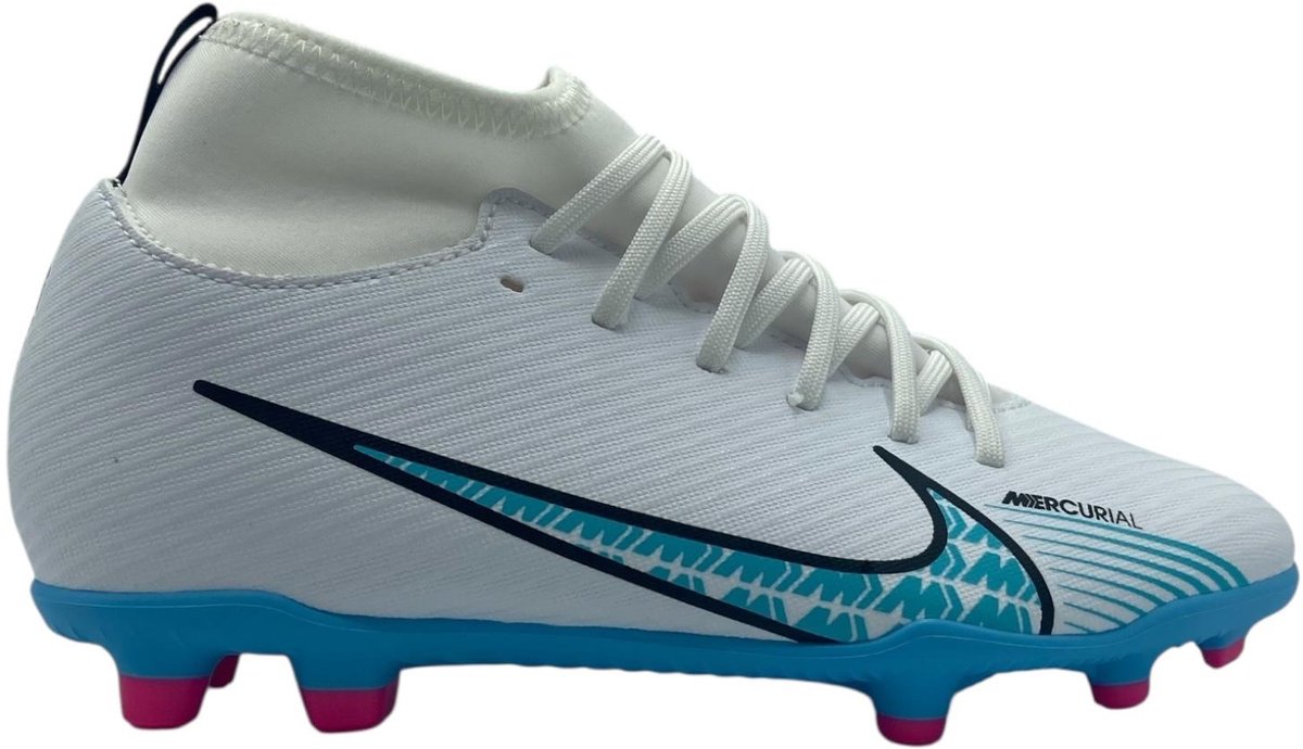 JR SUPERFLY 9 CLUB FG/MG voetbalschoenen in maat 38.5, wit met blauwe en roze accenten, ontworpen voor grip en snelheid.