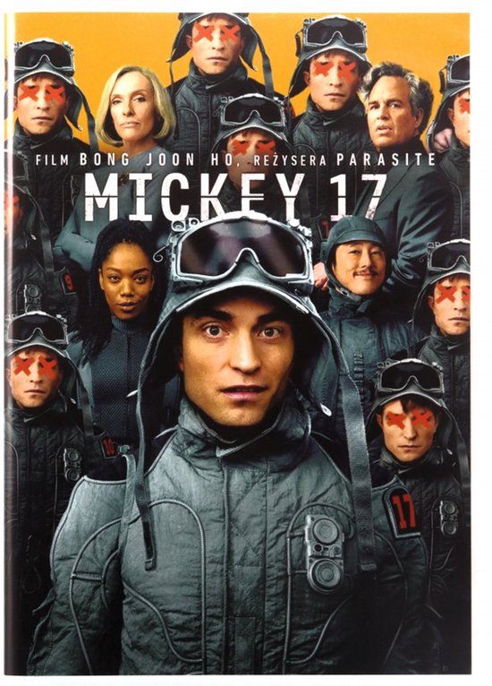 De voorkant van de Mickey 17 DVD met Robert Pattinson in het midden, omringd door de cast. Iedereen draagt een uniform en heeft rode kruizen op hun gezicht.