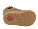 Onderkant van bruine suède laars met bruine zool, "SHOESME" erop en een rode "i".