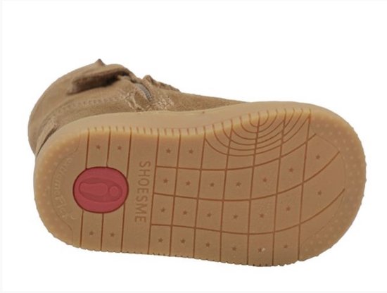 Onderkant van bruine suède laars met bruine zool, "SHOESME" erop en een rode "i".