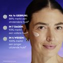 Vrouw met opgestreken haar, met tekst over stralendere huid na 1x gebruik, vollere huid na 7 dagen, jongere huid na 4 weken.