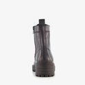 Zwarte leren veterboot met ritssluiting en dikke profielzool, achteraanzicht.