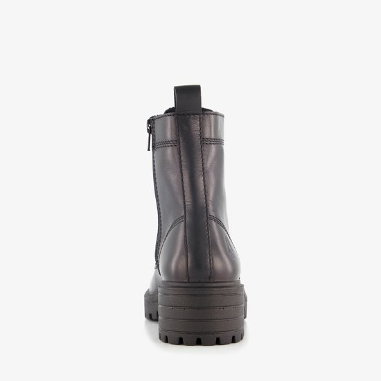 Zwarte leren veterboot met ritssluiting en dikke profielzool, achteraanzicht.