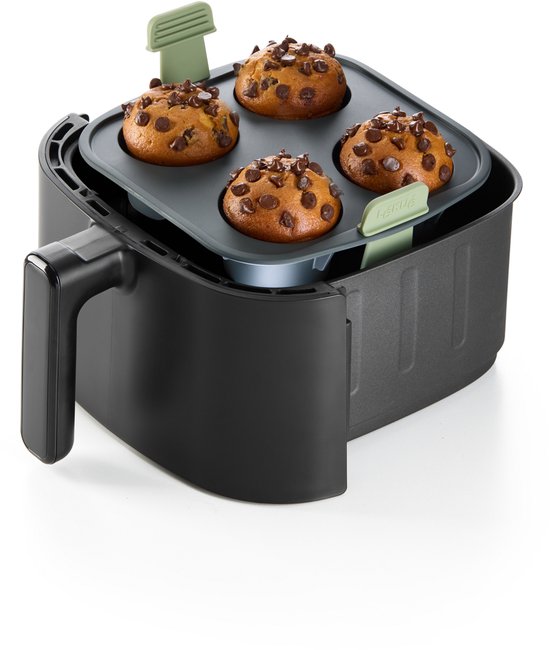 Donkergrijze muffinvorm met 4 chocolademuffin opzetstukken in een zwarte heteluchtfriteuse.