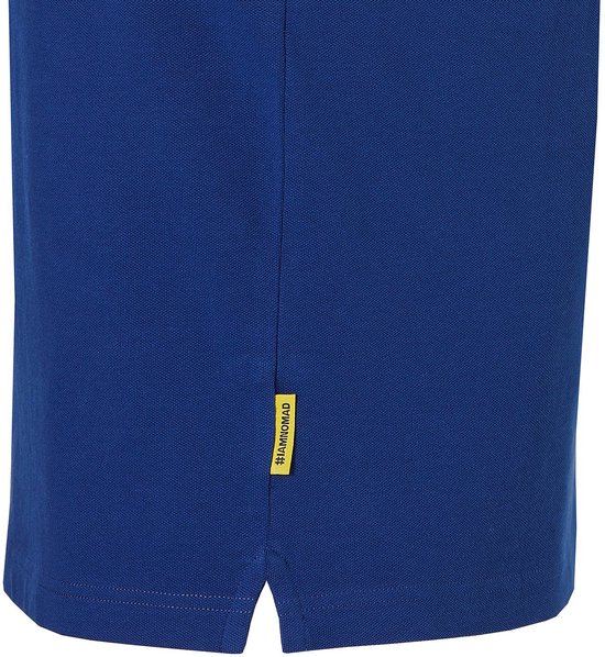 Onderkant van een blauw NOMAD poloshirt met #NOMAD label op de zijkant.