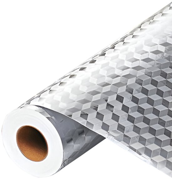 Zilverkleurige rol met een 3D-kubuspatroon, geschikt als spatbescherming voor de keuken.