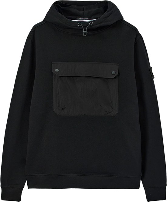 Zwarte hoodie met contrasterende zwarte zak met klep en drukknoopsluiting op de borst. Met trekkoord bij de kraag en logo op de linker mouw.